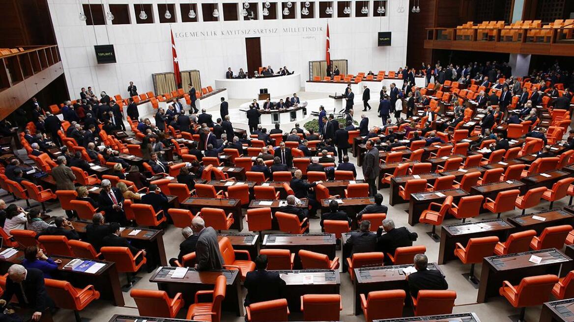 Μηχανισμό ελέγχου αξιωματούχων ενέκρινε το τουρκικό κοινοβούλιο